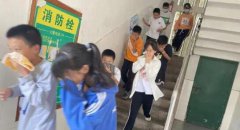 警铃声的响起和模拟烟雾的出现消防应急疏散演练正式开始